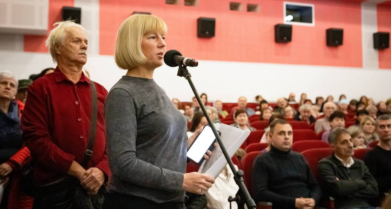 Зал «Родины» не вместил всех: жители Сеймского округа два часа забрасывали мэра вопросами