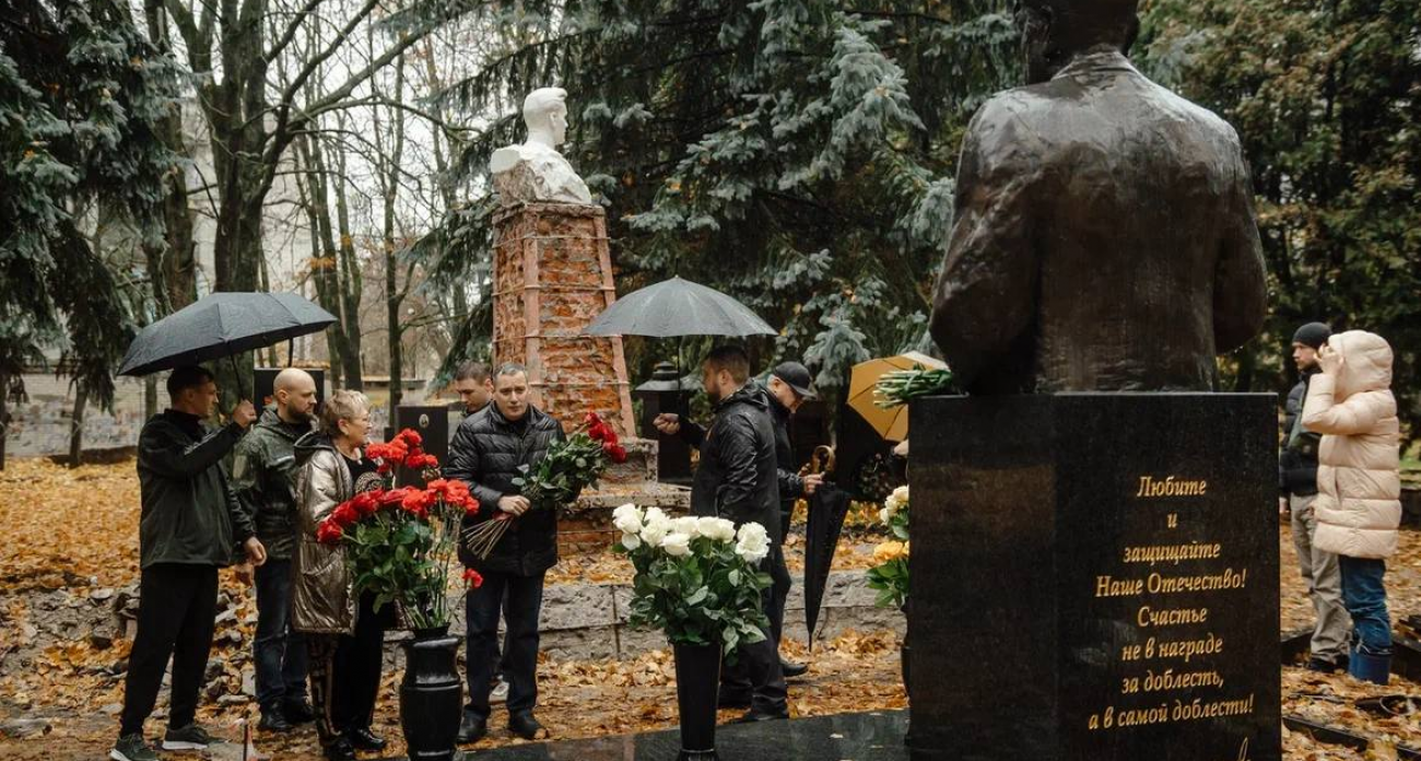 Хинштейн с дочерью Героя почтили память Булатова: 101 год со дня рождения защитника Курской дуги