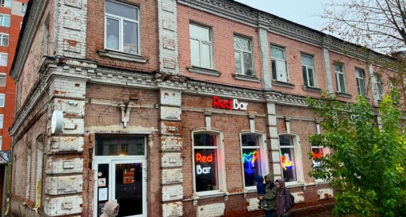 «Она в 10 сантиметрах от стены!»: в Курске снесли пристройку, которую владелец не считал незаконной