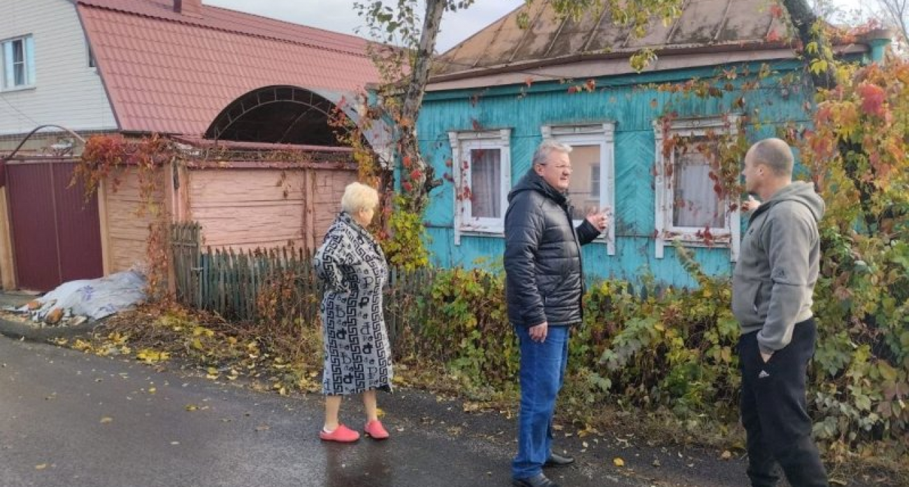 Новый асфальт превратил улицу в Курске в озеро: подрядчика обвинили в игнорировании рельефа