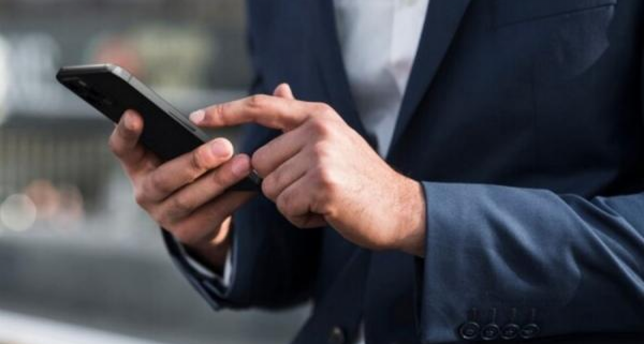 Лжекурьеры маркетплейсов выманивают у курян коды из SMS под видом доставки «подарков»