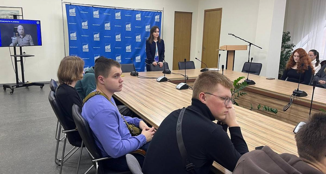 «Хронический страх и вина выжившего»: военкор «Пятнашки» рассказала студентам о цене профессии