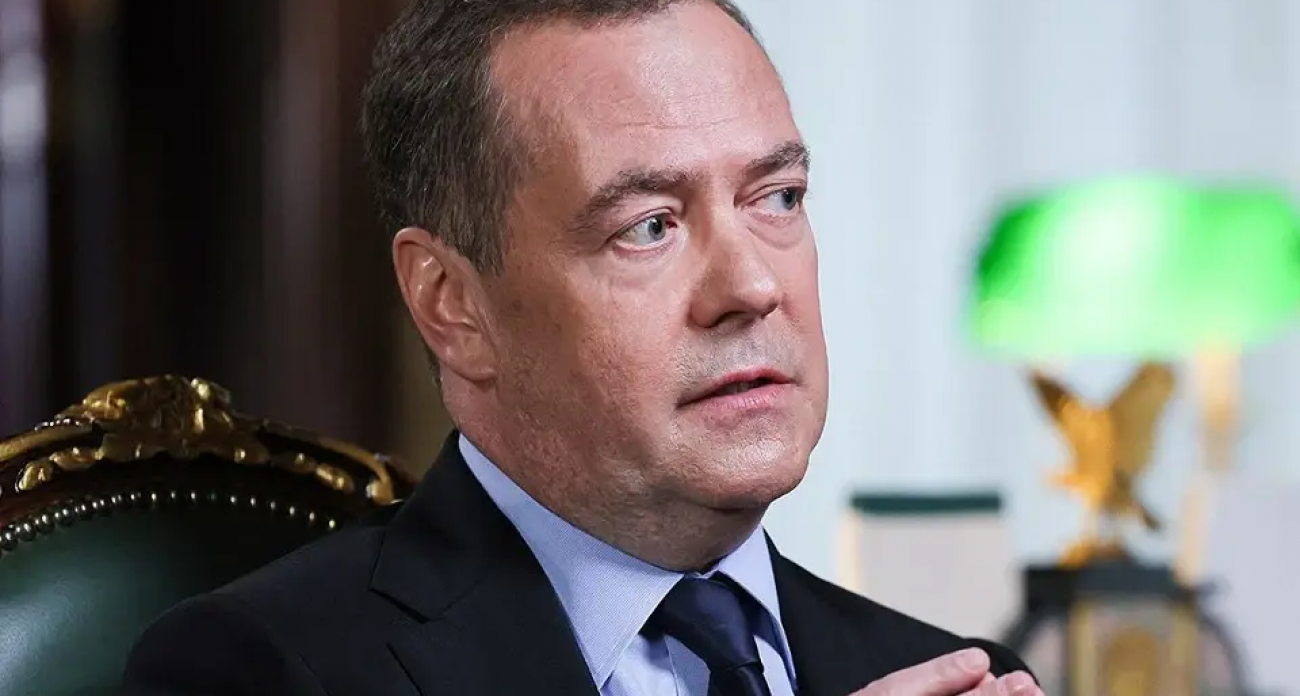 Медведев в Курской области потребовал не откладывать установку памятников на местах боев