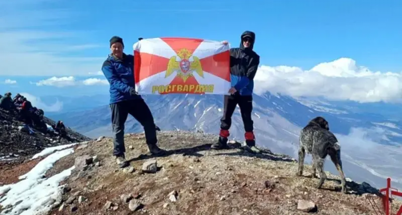 Шесть часов по скалам: росгвардейцы взошли на 2741 метр Авачинского вулкана с флагом ведомства