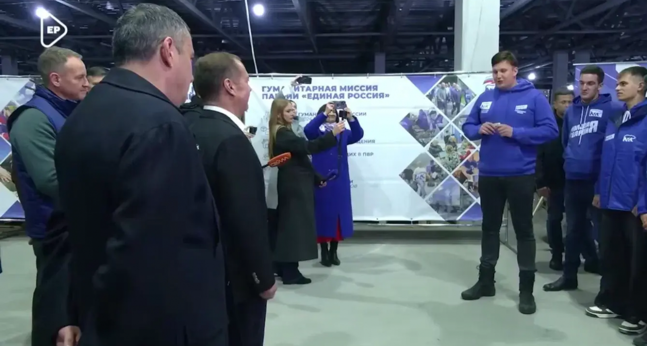 «Подвиг - что там говорить»: Медведев вручил шеврон калужским волонтерам за эвакуацию жителей Суджи