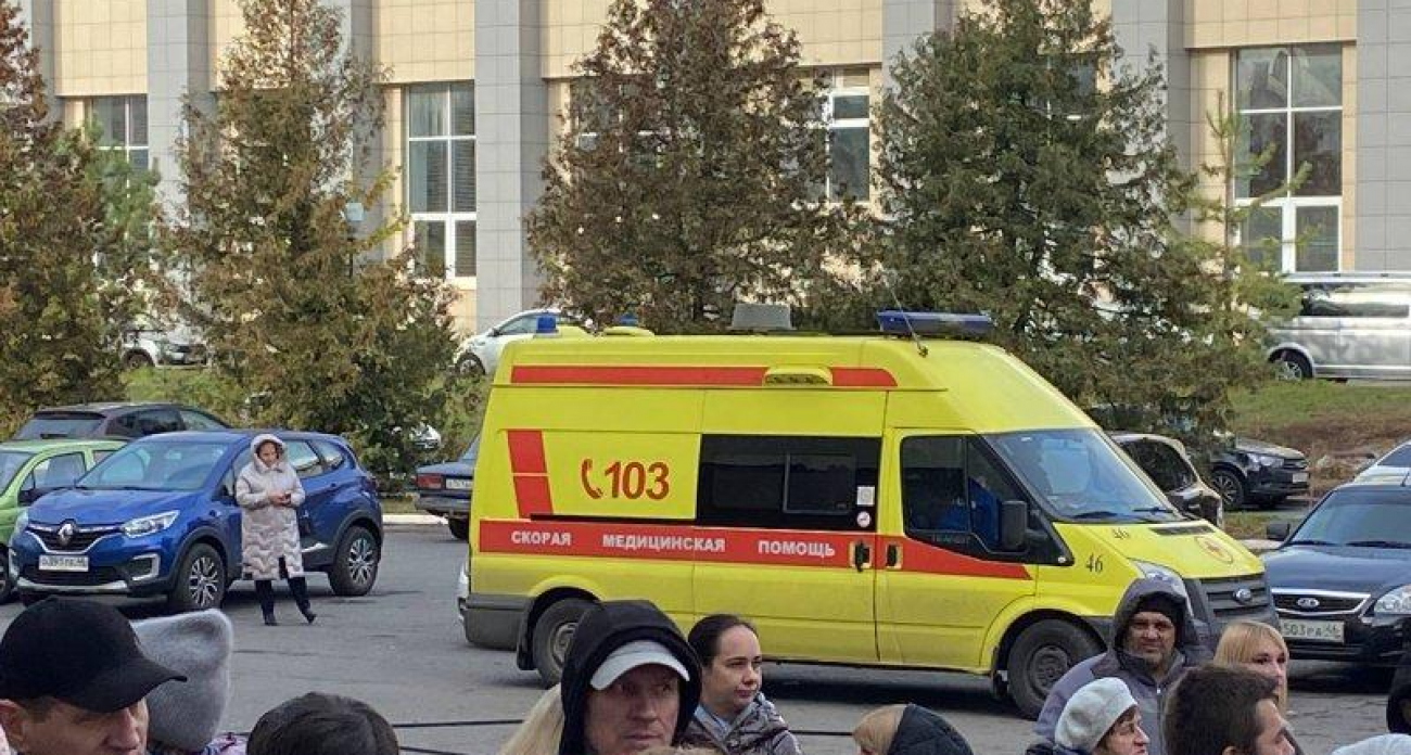 Пожилая курянка попала в больницу из очереди за билетами на «Ревизор»: одна касса на сотни человек