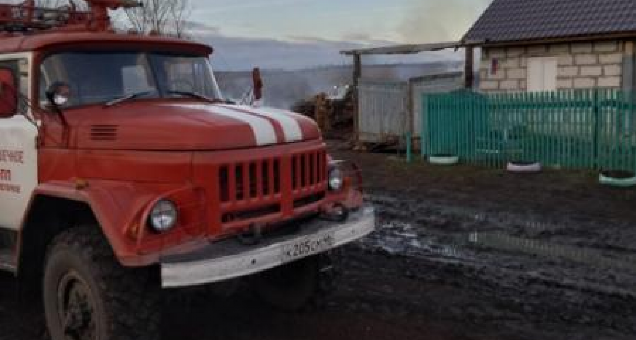 Несколько сараев под общей кровлей сгорели в Курской области: огонь едва не перекинулся на жилой дом