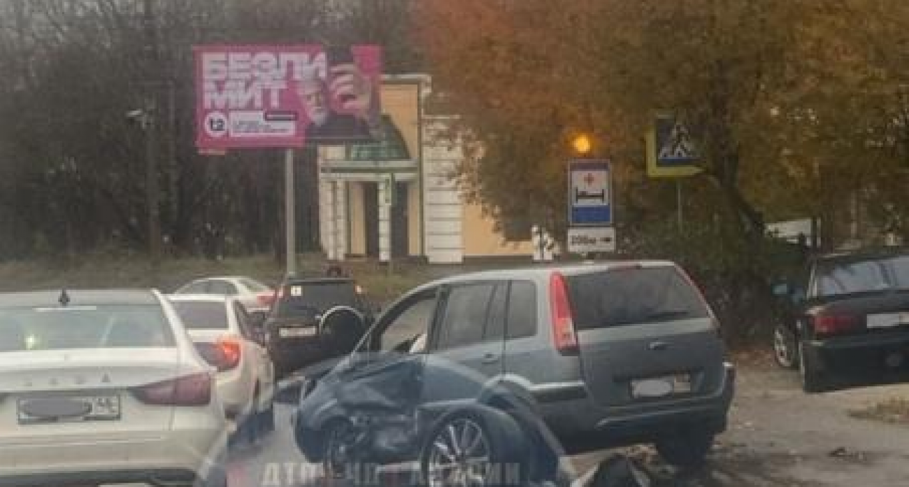 Столкновение на Красном Октябре: движение парализовано, машины всмятку