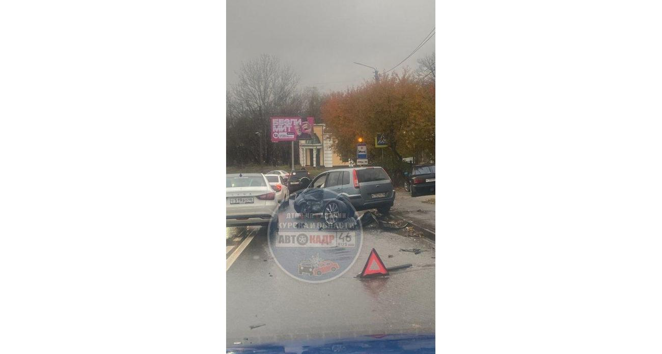 Проливной дождь спровоцировал жёсткое ДТП на Красном Октябре: у Ford вырвало колесо