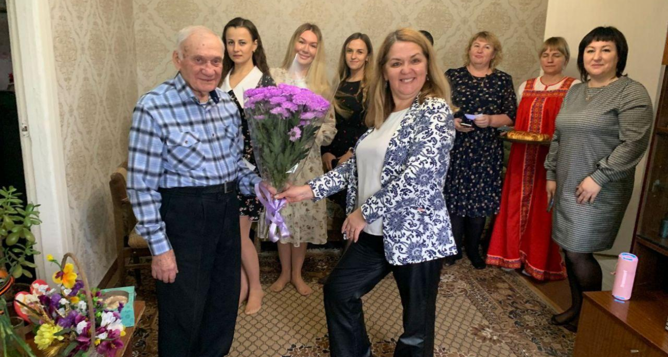 Каравай и частушки для ветерана: воспитатели детсада №21 поздравили Виктора Григорьевича с юбилеем