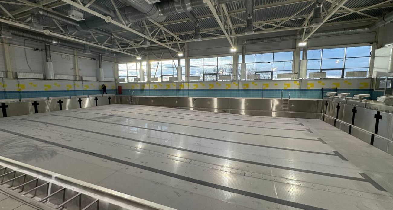 Бассейн КГУ получит воду и тепло: Хинштейн и Маслов проверили объект с освоением 86% бюджета