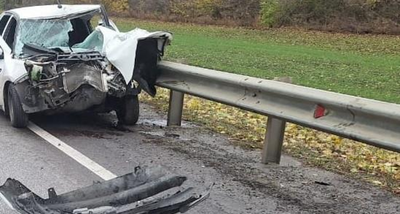 «Ладу Гранту» отбросило на отбойник после столкновения с КамАЗом в Курской области