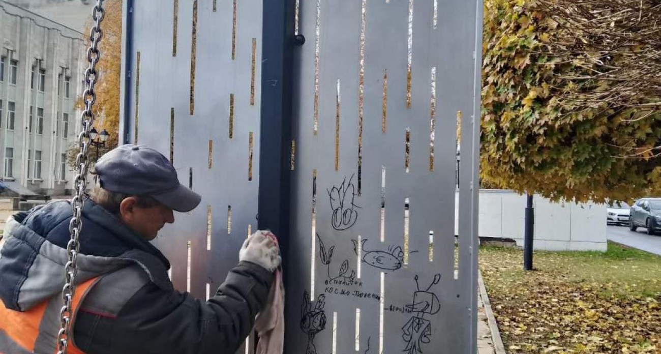 Театральную площадь Курска снова очистили от вандальных надписей на лавочках и качелях