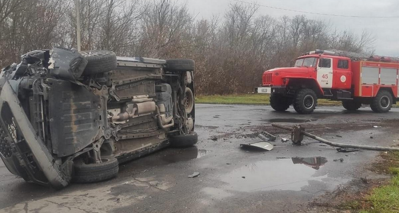 «Черри» перевернулся в деревне Головинка: подробности утреннего ДТП выясняют спасатели