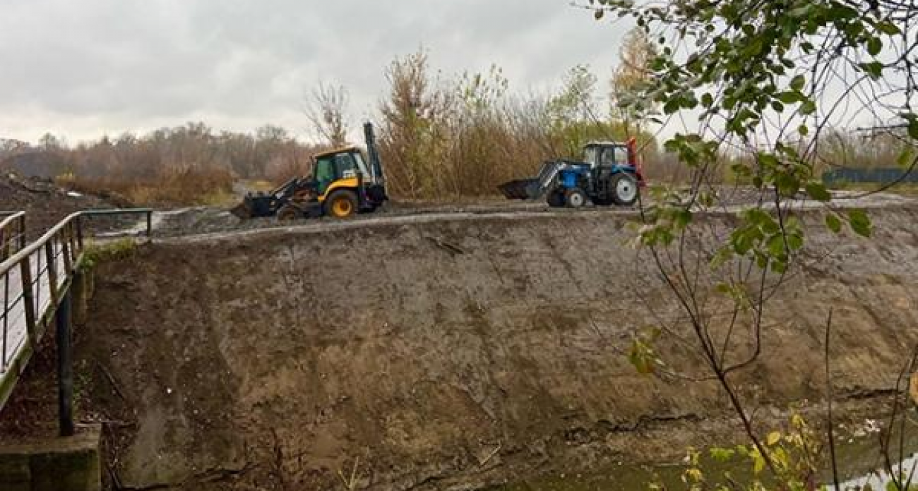 Земснаряд для Тускари привезли под угрозой разрыва контракта и черного списка