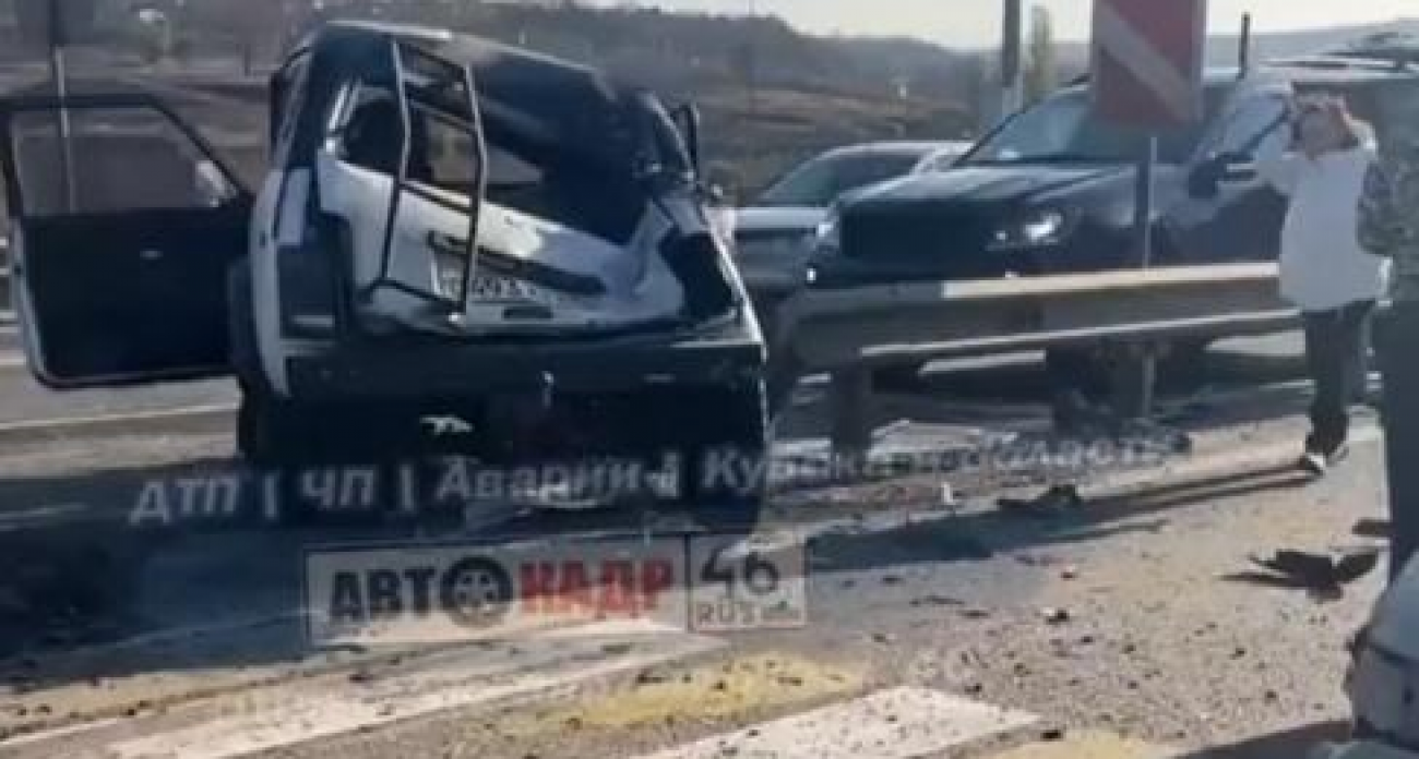 Несколько машин всмятку у Крутого Лога: трасса под Курском встала