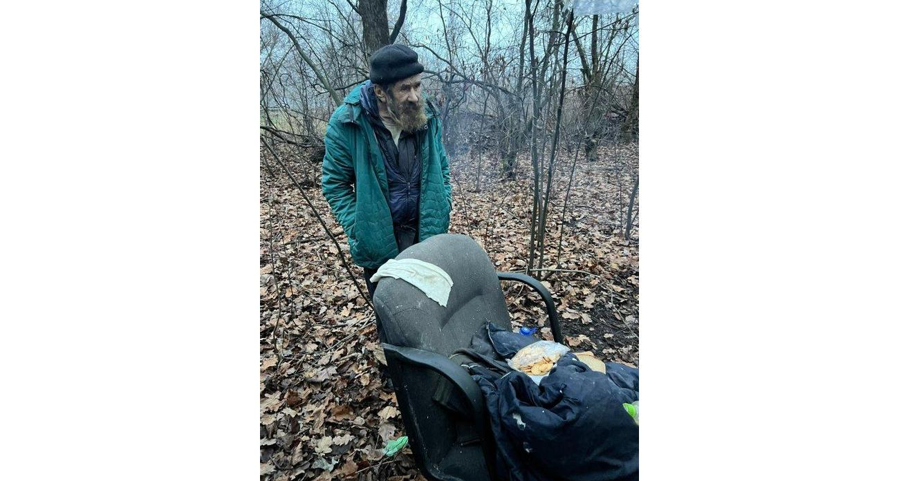 74-летний дедушка готовит еду на костре в лесу: волонтеры бьют тревогу перед зимой