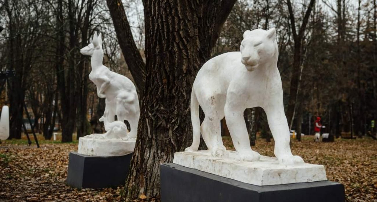 Губернатор Курска приказал отмывать скульптуры в парке из-за вандализма