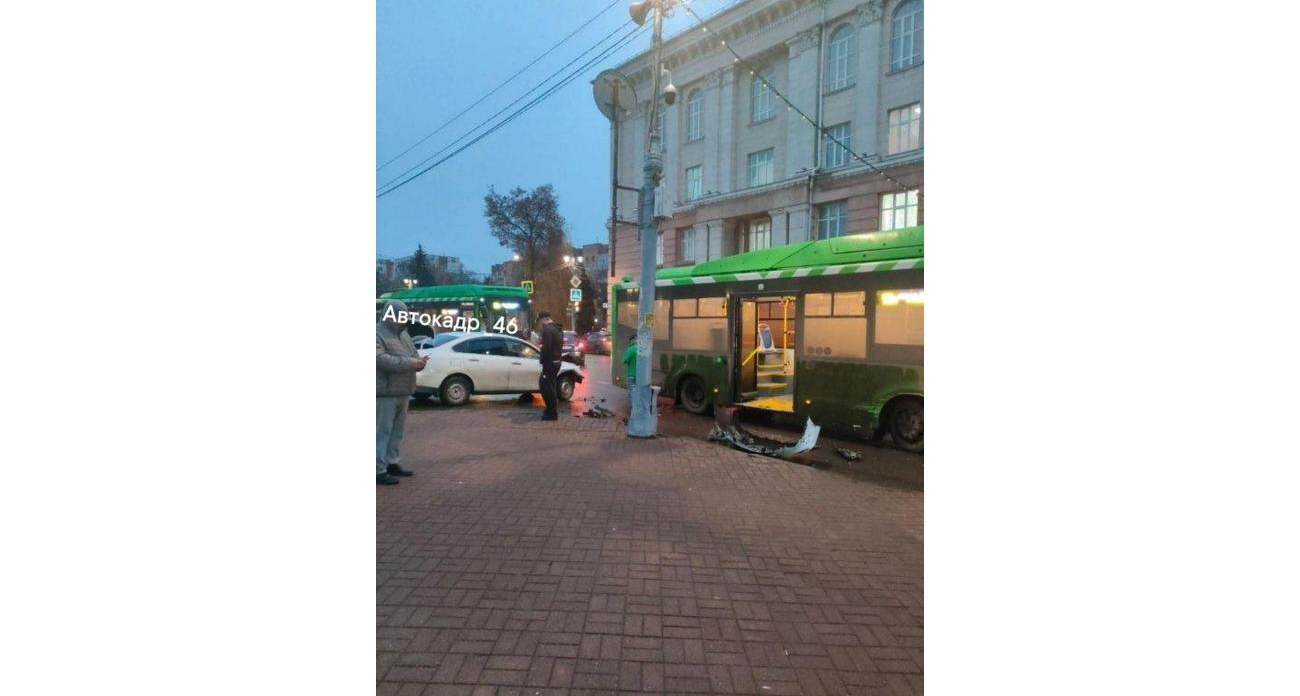 На проклятом перекрестке Ленина в Курске водитель снова влетел под автобус