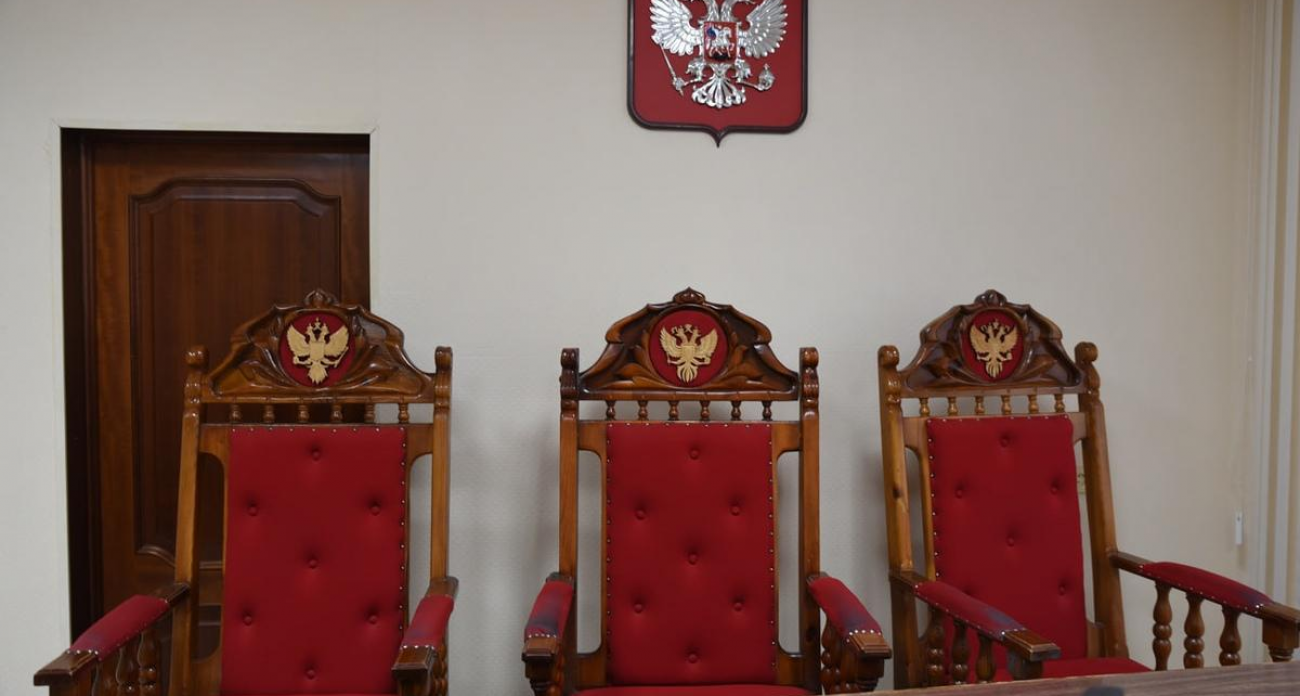 Жители дома на Майском бульваре в Курске лишились двора ради крупногабаритной техники застройщика