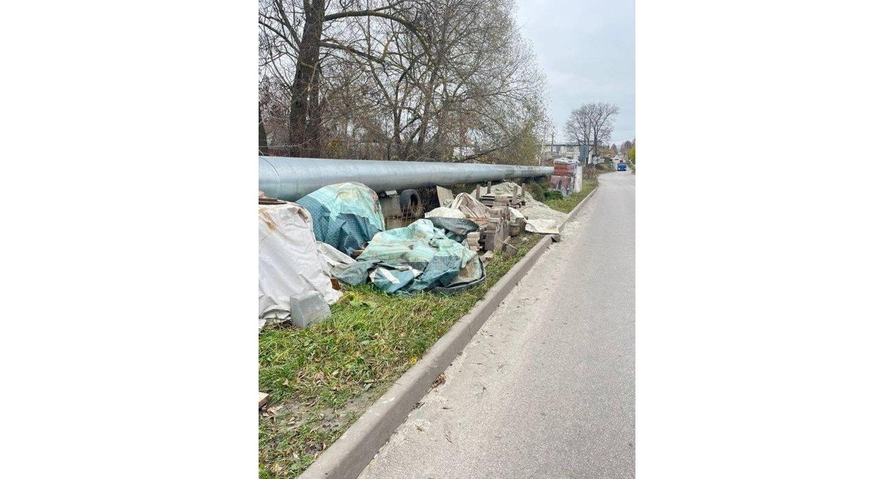 Энгельса, Литовская и 50 лет Октября: три улицы Курска зарастают травой и мусором