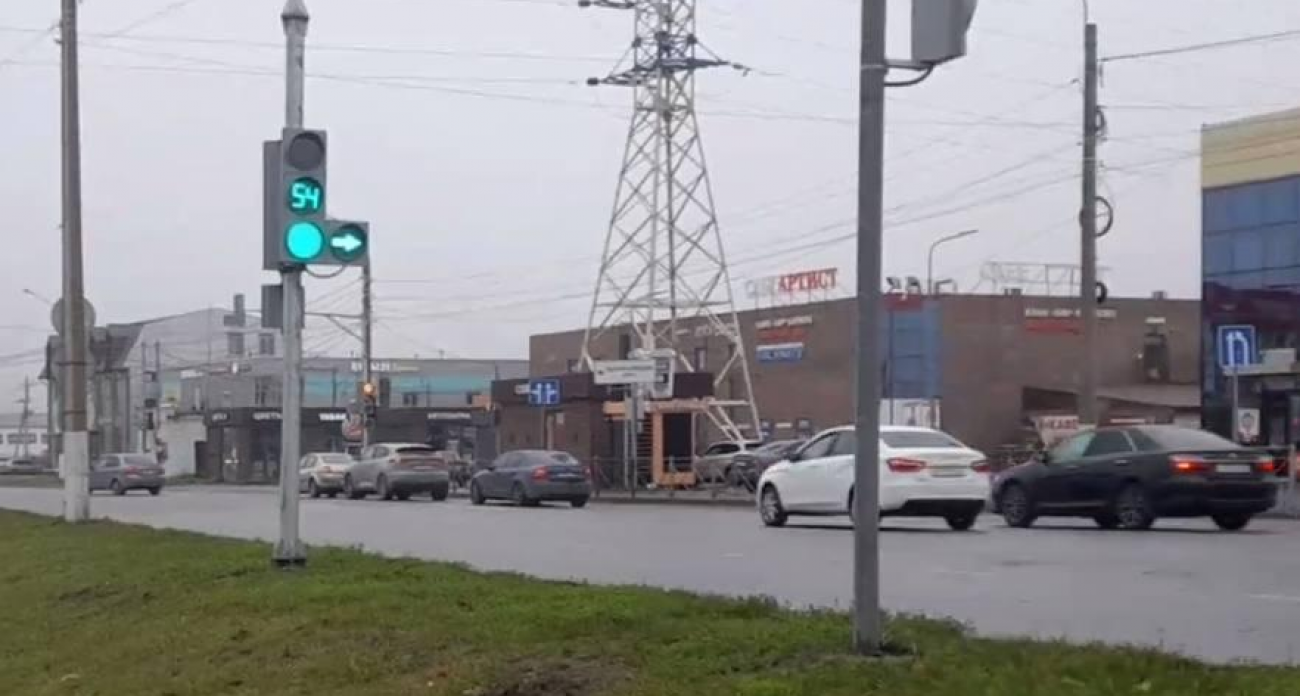 «Зелёная волна» на Дериглазова: умные светофоры пока создают пробки вместо их решения