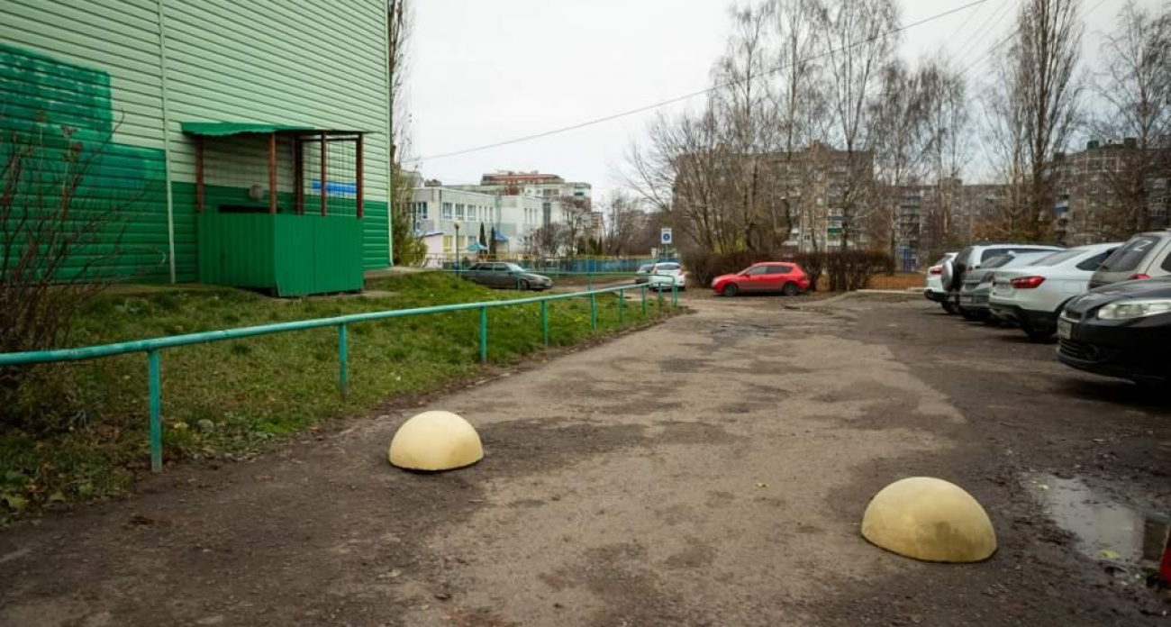 Глава Курска лично установил 6 полусфер у школы №54: водители игнорируют двухъярусную парковку