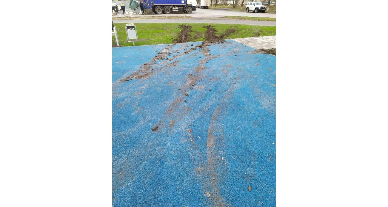 «Невозможно поставить полицейского возле каждого двора»: вандалы разрушили площадку на Серегина, 30