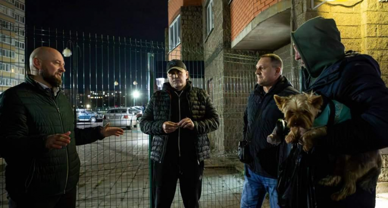 Война заборов на Майском: жители трёх домов в Курске перекрыли друг другу проходы