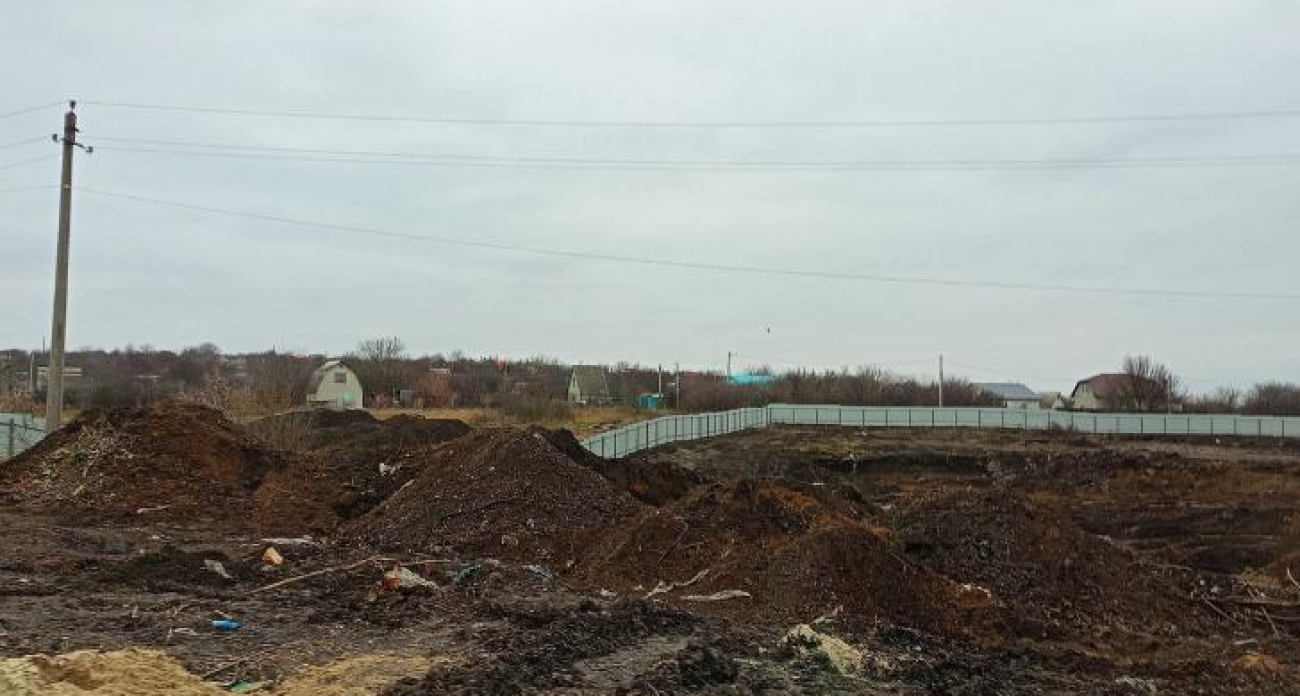 Стройка школы за 882 млн рублей встала через месяц: на площадке только забор