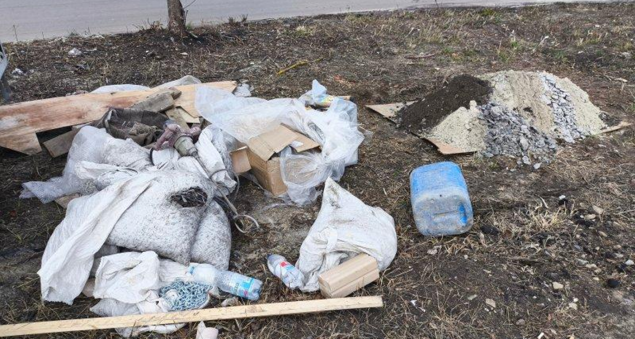 Рабочие подрядчика испортили новую площадку на Серёгина: машина на газоне и раствор прямо на траве