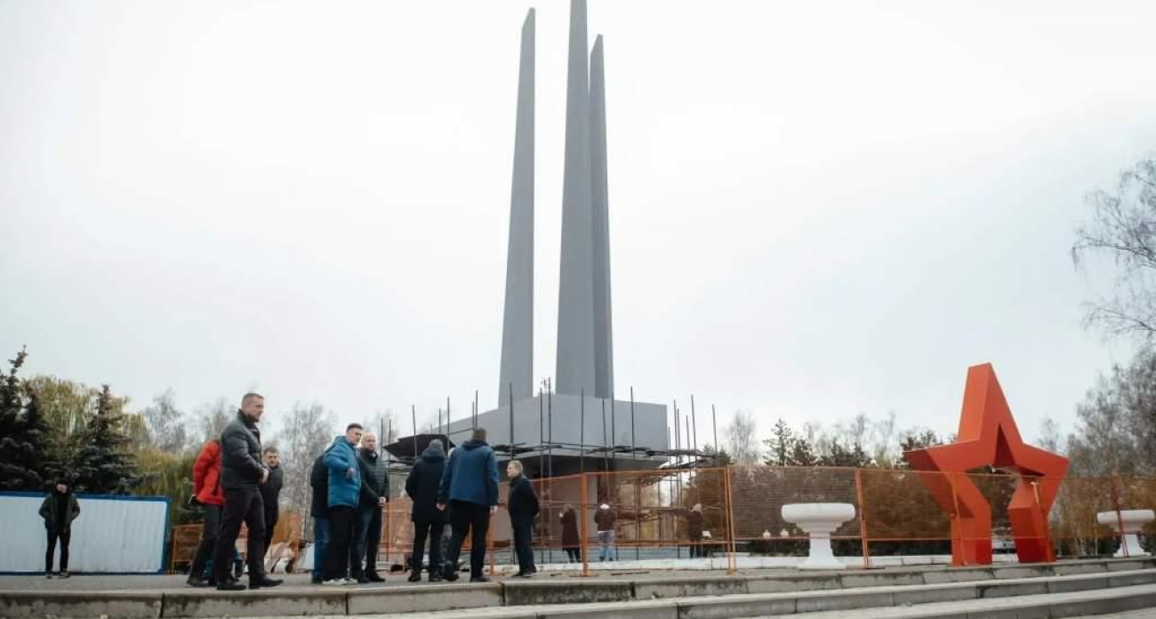 Реставрация обелиска в Курске затянулась: внутри нашли аварийные конструкции
