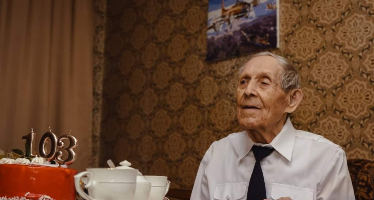 103-летний ветеран Михаил Жаков каждый день делает зарядку и принимает поздравления со всей страны