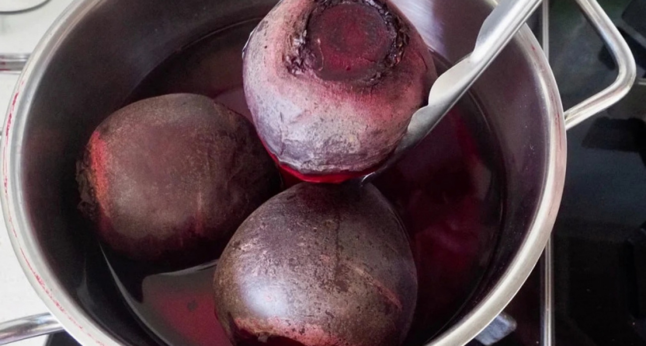 Белоруска показала мне способ приготовления свеклы для салата всего за 5 минут: забудьте про варку и духовку — рассказываю секрет