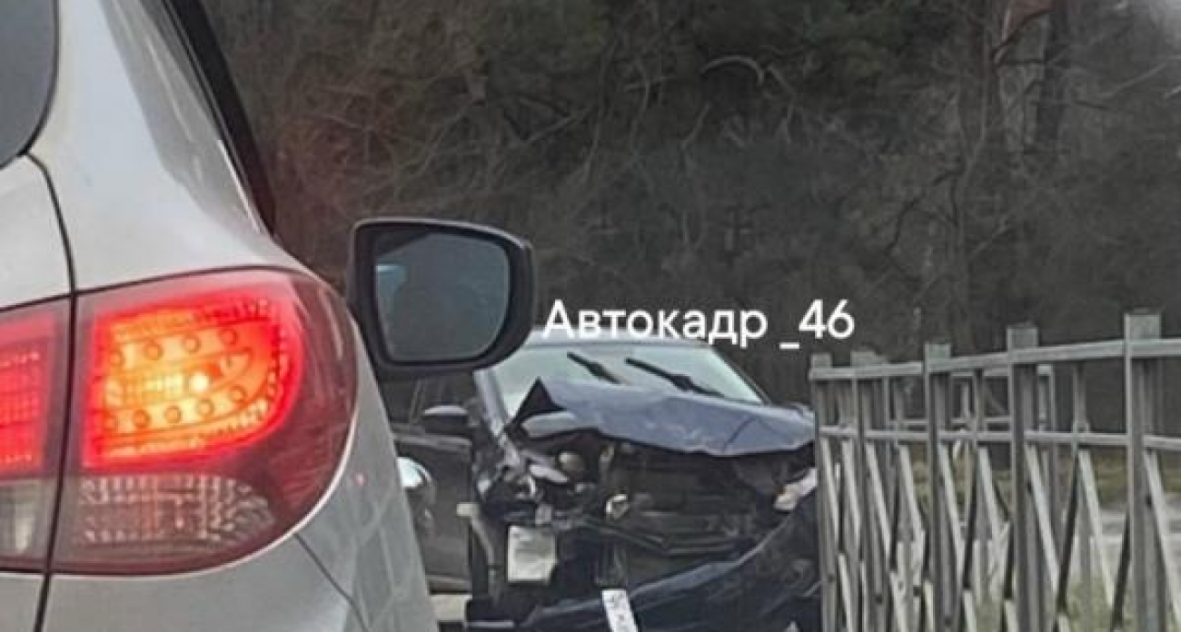 На ПЛК столкнулись Мазда и Volkswagen Polo: двое пострадавших