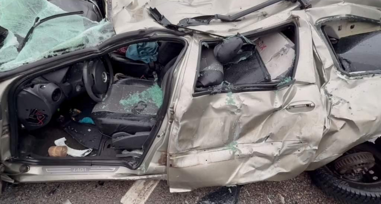 Грузовик «Урал» опрокинулся на три легковушки под Курском: четверо в больнице