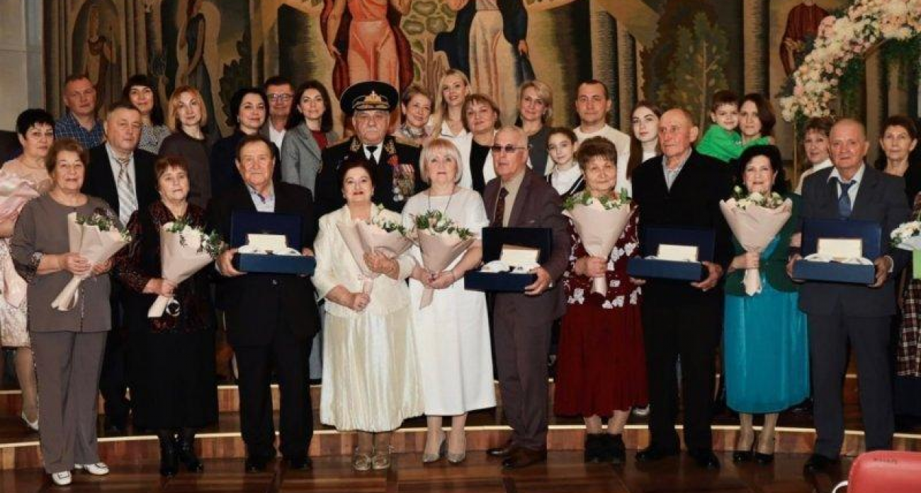 Шесть пар получили императорский фарфор за 50 лет брака в Курске