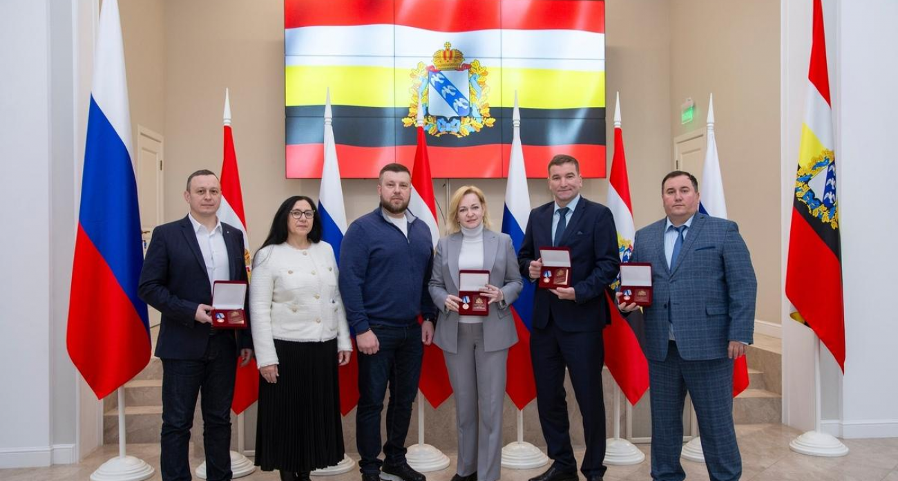 Юлия Белехова и бойцы фонда «Защитники Отечества» получили медали «За заслуги перед Курской областью»