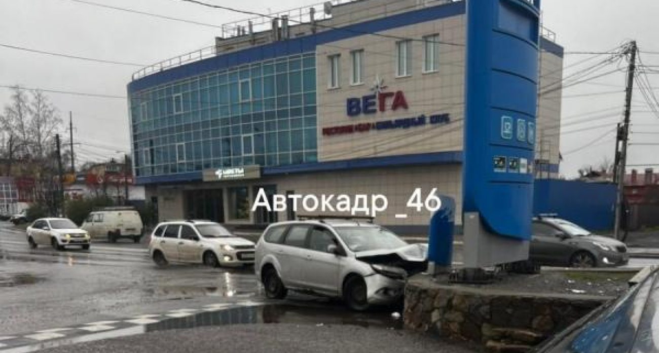 На трассе Щигры-Курск машина протаранила стену АЗС, водитель в больнице