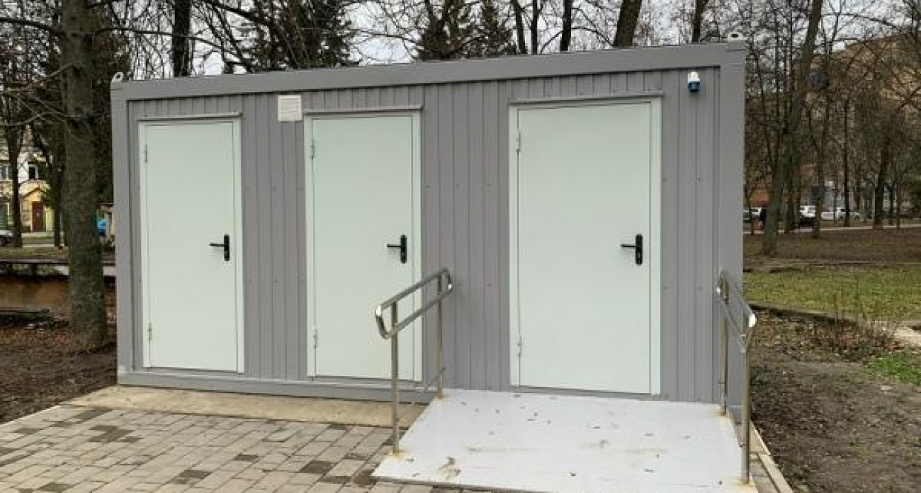 Туалет из Санкт-Петербурга везли в Курск год: старый не снесли, новый не работает