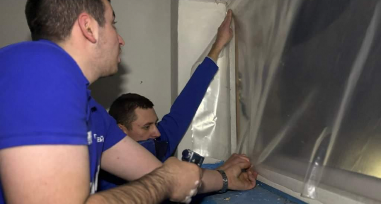 Молодогвардейцы восстановили тепловой контур и убрали стекла после ударов ВСУ по Льговскому району