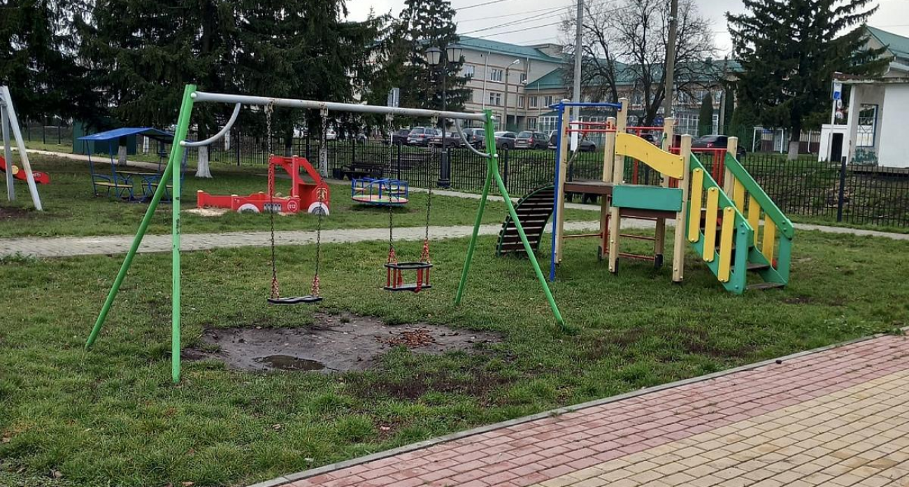 В парке 1 Мая уложили 434 квадрата плитки: Медвенку преображают за 2,3 миллиона рублей