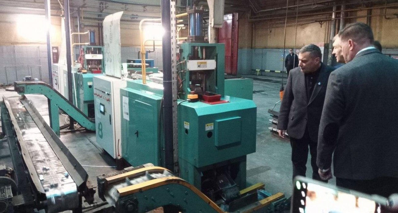 Хинштейн на заводе, выпустившем 90 миллионов батарей для Минобороны и каждого второго российского грузовика