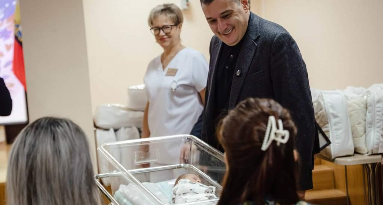 Губернатор Хинштейн вручил документы новорожденным: в Курской области за год родилось 6 тысяч малышей