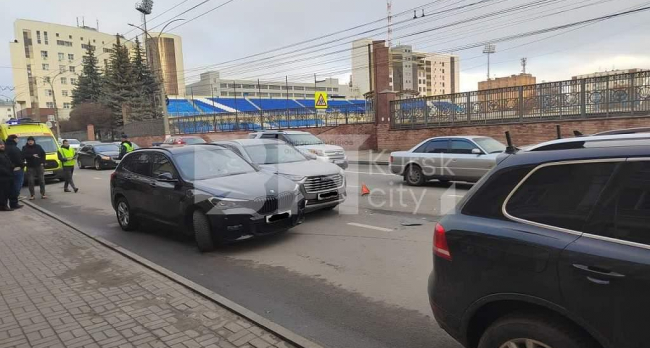 Три машины в цепной реакции: 24-летний водитель Hyundai в больнице после тройного ДТП в центре Курска