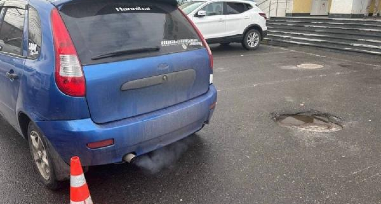 В Курске водитель «Лады Калины» сдавал назад и сбил 24-летнюю маму с трехлетней дочкой