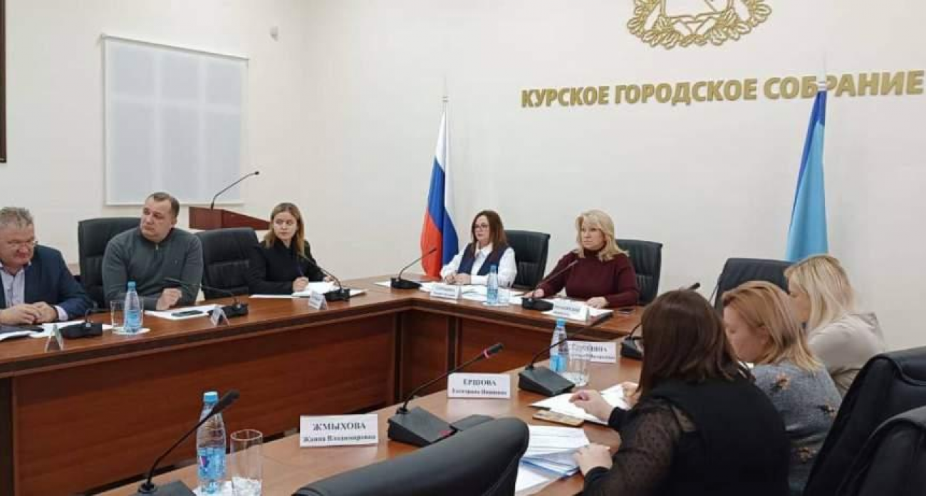 Зарплаты ниже МРОТ и минус 35% от средних: курских работодателей вызвали на ковёр