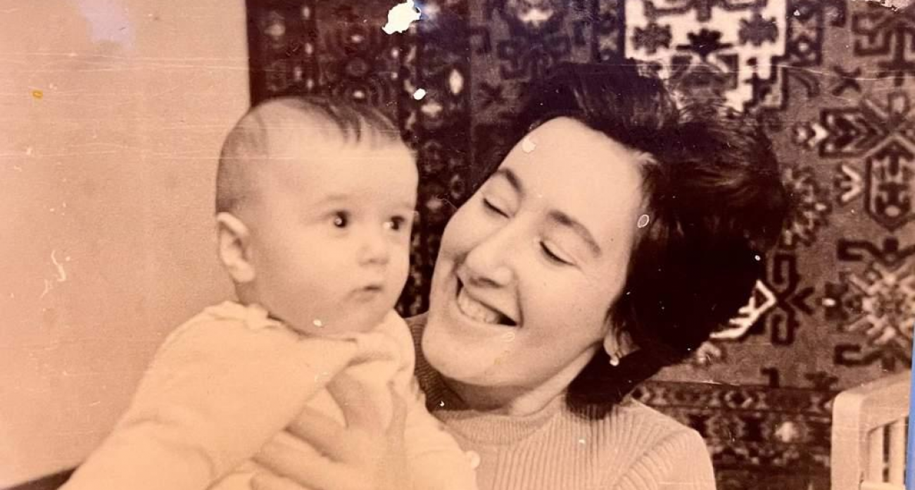 Хинштейн вручил свидетельства о рождении в перинатальном центре: в регионе родилось более 6 тысяч детей