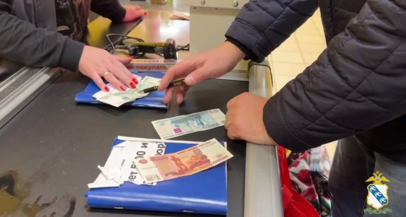 Три магазина в Железногорске приняли фальшивую тысячу: полиция проверила бдительность кассиров