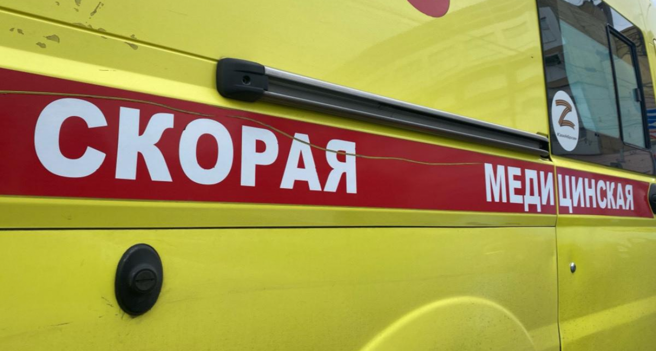 Опель врезался в стену на Энгельса: женщина-водитель в больнице